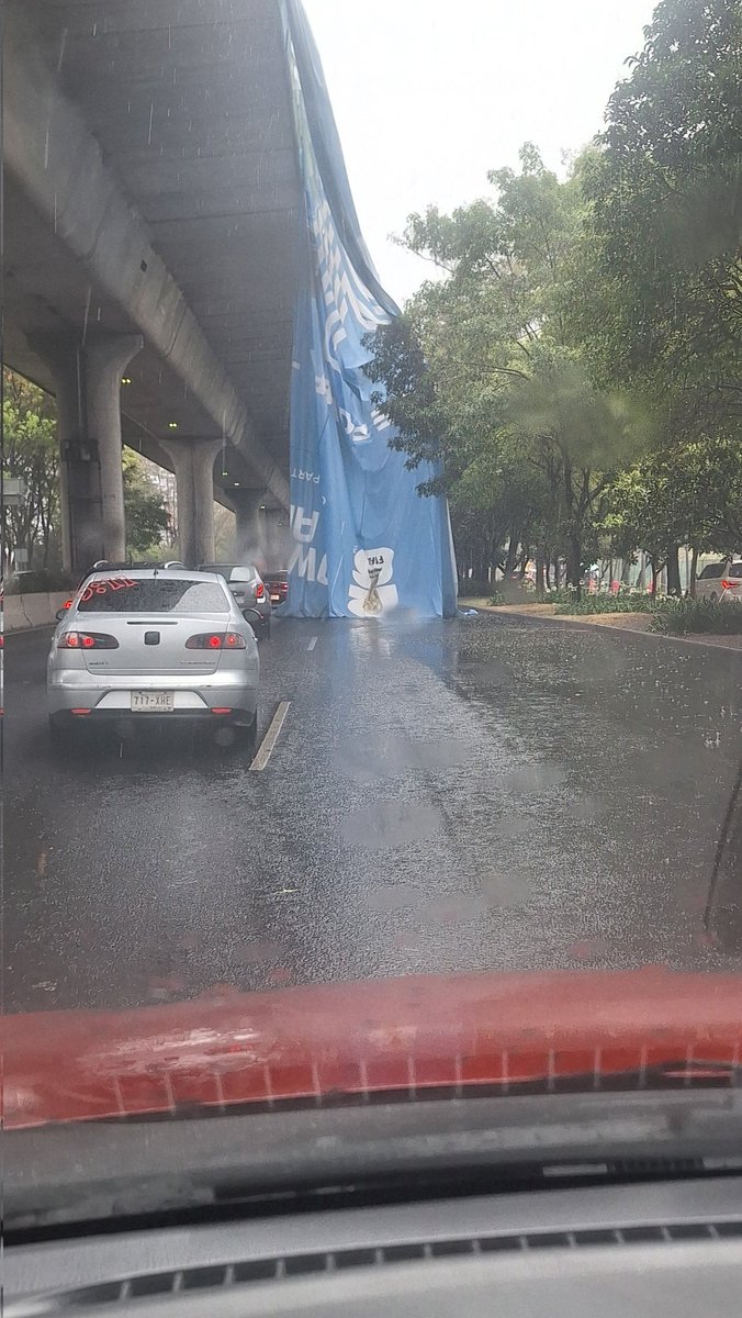 gjsuap's tweet photo. "Jefe, se nos cayó el Mundial..."
"No sea pesimista, compañero"
"Es que en serio, se nos cayó el Mundial... en el Periférico". https://t.co/hifRl5VnuD