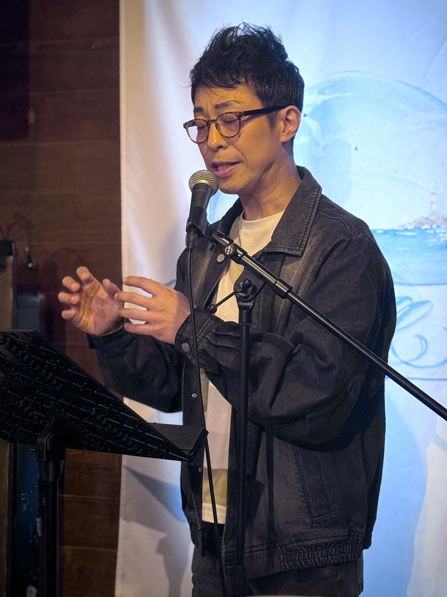 鹿島亭Revival〜抗う50代
幸運にも両部当選
1部浦安シーガルのマスターと鹿島さん出会いのお話
ゲスト全員生徒になりテーマパークMC講座受講
宮沢賢治『注文の多い料理店』
鹿島さんの声での朗読叶えて下さり感謝です
私的にも20年ぶり鹿島亭落語「死神」
共に聴き惚れました🪭
#鹿島亭 #浦安seagull