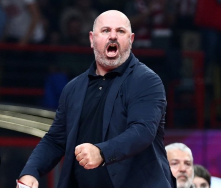 Red joker tweet media