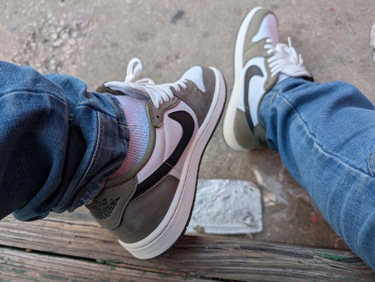 Sn3ak3r_Fr3ak3r's tweet photo. #WDYWT #UnDS Medium Olive 1 Lows #KOTD #SOTD #KickCheck #StPaddysDay https://t.co/imFJSNItCm