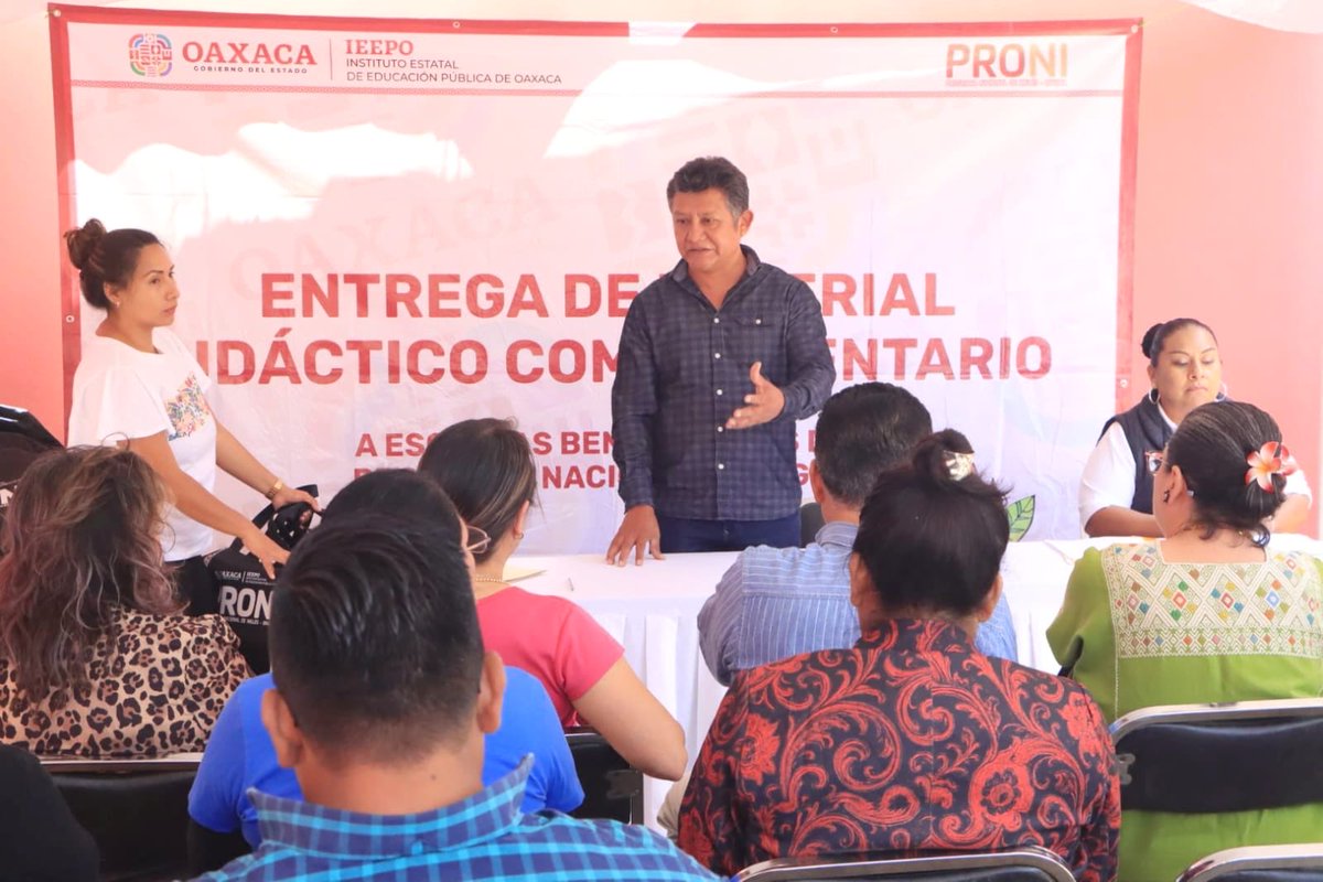 IEEPOGobOax's tweet photo. 📚 Como parte de las estrategias para el fortalecimiento de los procesos de enseñanza y aprendizaje del idioma inglés en las escuelas públicas, el IEEPO entregó material didáctico del Programa Nacional de Inglés #PRONI a diferentes planteles.
#PorUnOaxacaConMejorEducación https://t.co/FgN4e9NX9y