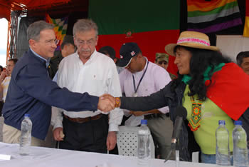 Señora <a href="/aida_quilcue/">Aida Quilcué</a> :

Le recuerdo que el presidente <a href="/AlvaroUribeVel/">Álvaro Uribe Vélez</a> en el 2008 sostuvo un diálogo franco, respetuoso y fraterno en el Resguardo La María, Piendamó (Cauca) con usted como Consejera Mayor del Consejo Regional Indígena del Cauca (Cric) y la comunidad en general.