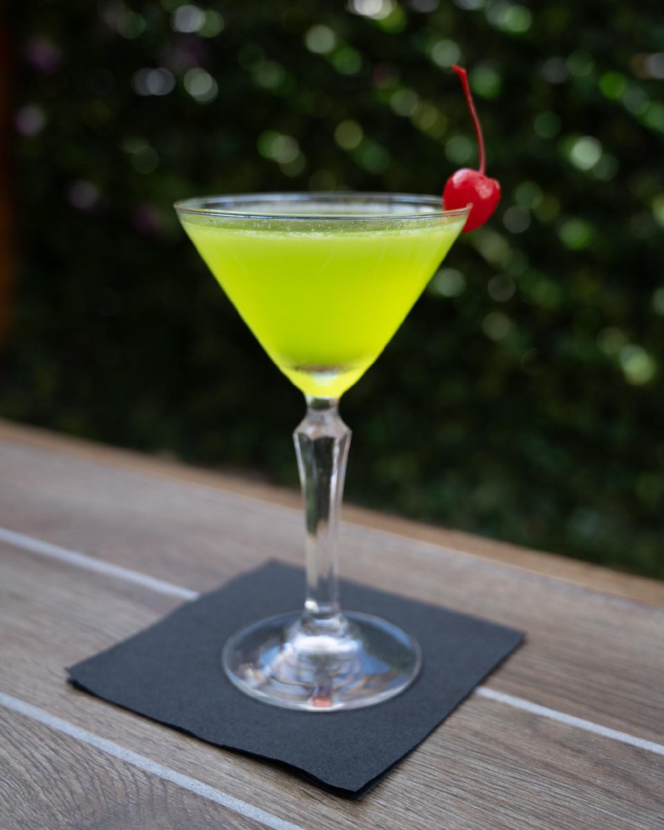 ConniptionGin's tweet photo. We’re shaking things up this St. Patrick’s Day with a very green moment: the Appletini 💚

Made with Conniption American Dry Gin, Midori, apple juice, and fresh lemon, it's bright, crisp, and just the right amount of sweet.

Cheers to sipping something a little lucky today! ✨🍏 https://t.co/6RCwvOXzpx