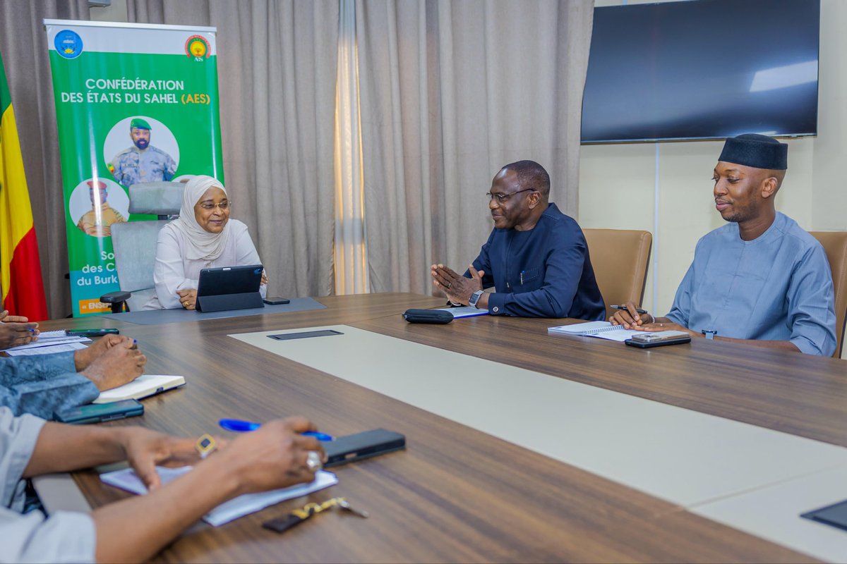 HammadounDia's tweet photo. Kudos @maleye_diop pour vos efforts de renforcement du système de santé et de protection sociale au Mali. 
#DigitalHealth
#solarForHealth
#GlobalHealth
#SocialProtection https://t.co/HvN9HUIUNd