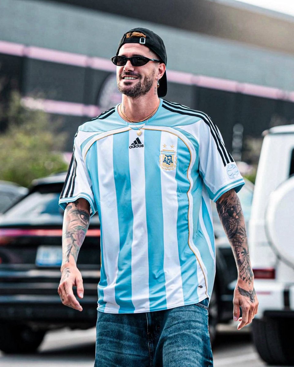 🇦🇷😮‍💨 DE CHILL... Rodri De Paul llegó al entrenamiento de Inter Miami farmeando aura con la camiseta de la Selección Argentina 2006.