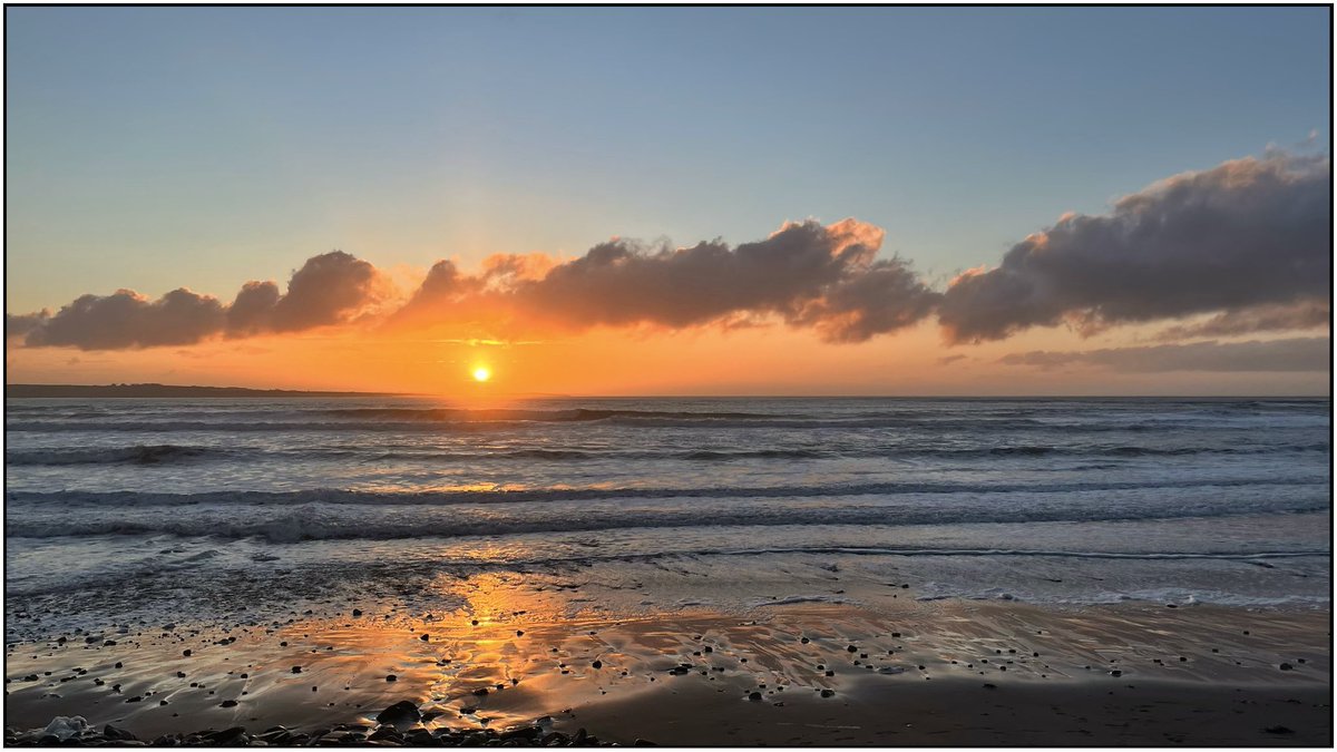 terranovadesign's tweet photo. My Saint Patrick’s Day evening .………… 💚
#StPatricksDay #lovelife #today #mystory #spring #killaspugbrone #benbulben #knocknarea #sunset #wildatlanticway #sligo #photography #surf #connemara #wildatlantic #surfing #Ireland https://t.co/MhXxEttEWa