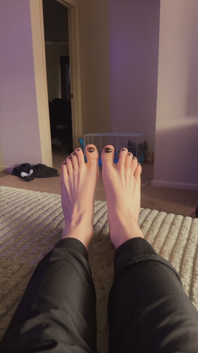HauntdOnX's tweet image. I feel that there’s some men out there that are into this 🤣 I will gladly send some pics for a few bucks if anyone is interested 😭 #mens #feet #wataa