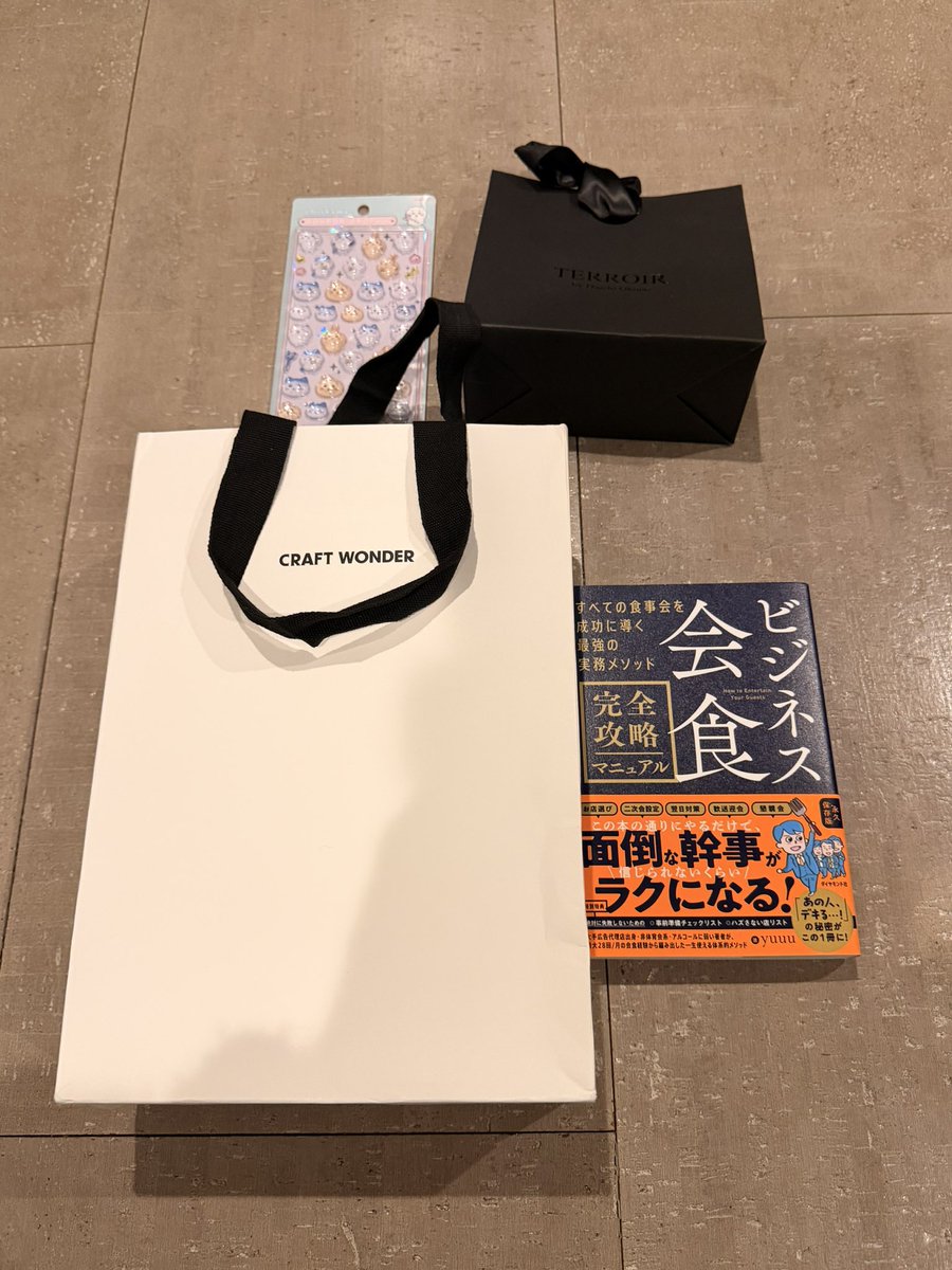 KeiTanaka_Radio's tweet photo. 昨晩会食の達人にいただいてしまったプロのお土産
3連コンボという技を繰り出されました

1. 自分が本当にいいと思ったもの
2. 誰もまだ話題にしてないけど、これから来るであろうもの
3. どう考えても労力をかけないと手に入らないレアもの

わかりやすく物量とか値段ということではなく、相手を思ってここまでできるのか、という心遣いにやられてます

ここにさりげなくご著者が入っていたりすると、この技術が全部詰まっているのが、ビジネス会食完全攻略マニュアルなのか、
パーフェクトコンボでした