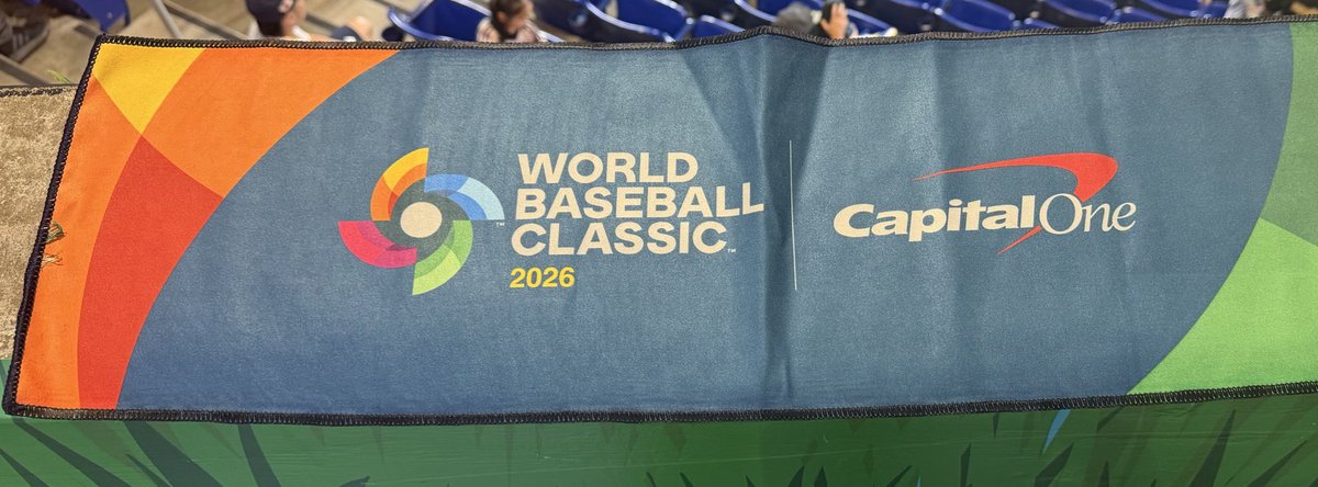 WBC決勝来場者に配布されたもの 2023の時はピカピカ光るリストバンドで 