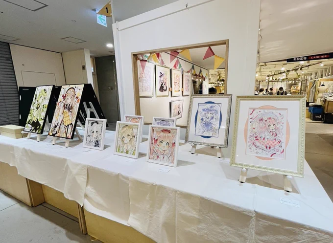 【#佐倉おりこ9周年個展 in大阪】 本日開催です! ✦20日(金) 午後在廊予定! ✦21日(土) サイン会 開催! サイン会ご予約はこちら▼ 【大阪】阪急うめだ本店 ✦ 10階うめだスーク「スークイベント1」 ✦ 2026年3月18日(水)〜24日(火) ✦