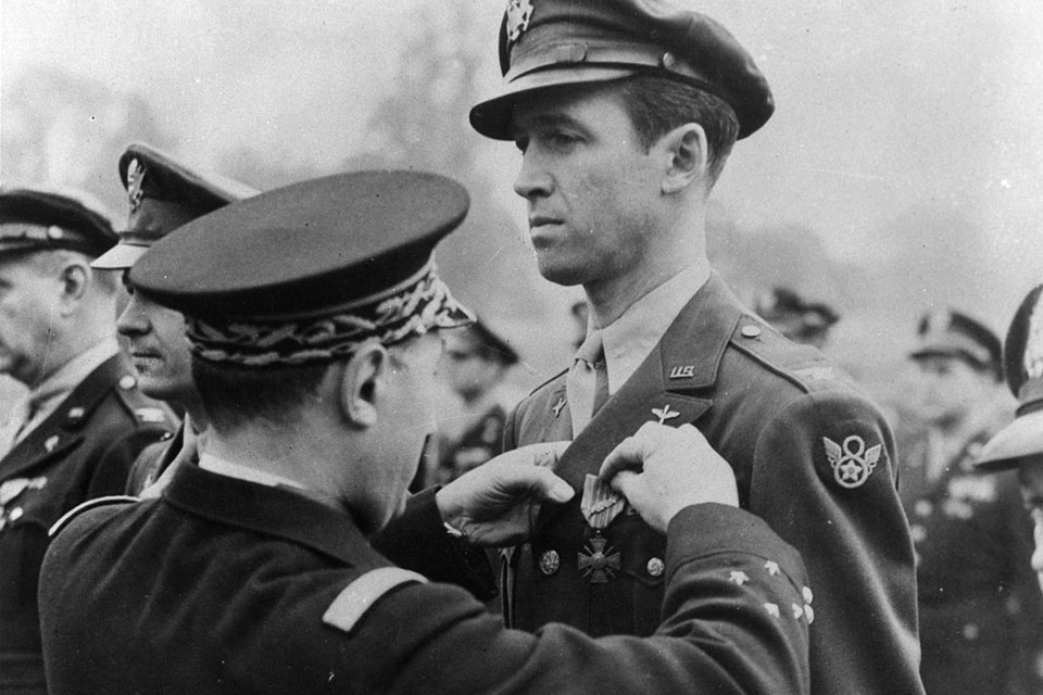 URDailyHistory's tweet image. 22 Mar 1941: U.S. #actor Jimmy Stewart is inducted in the army, during World War II. In 1944, during his 12th combat mission, he leads the 2nd #Bomb Wing in an attack on Berlin, Germany. #WWII #WW2 #History #ad amzn.to/3djMli7