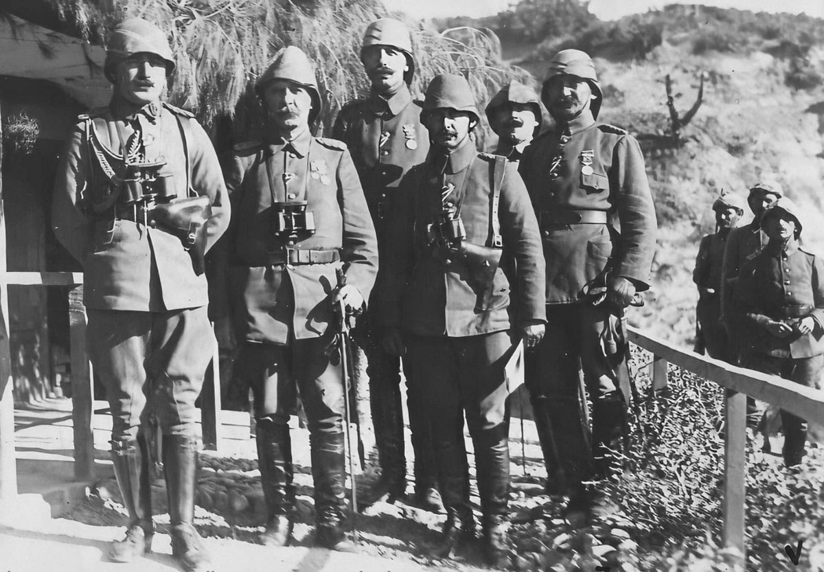 “Sana dar gelmeyecek makberi kimler kazsın?
"Gömelim gel seni tarihe" desem, sığmazsın”