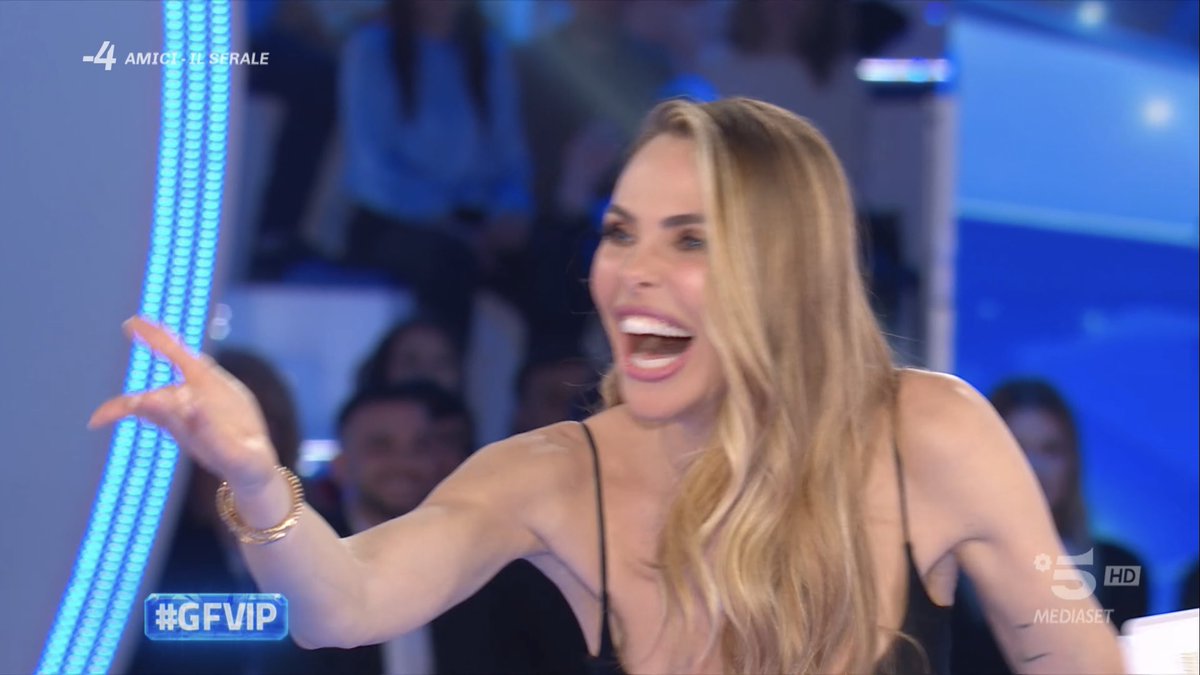 trashastrale's tweet photo. Lucarelli: “Che talento hai Ilary?

“Condurre un reality senza saperlo fare, pensa” 

NESSUNO METTE IN UN ANGOLO ILARY BLASY 💅🏻 https://t.co/vHidO1g2UD