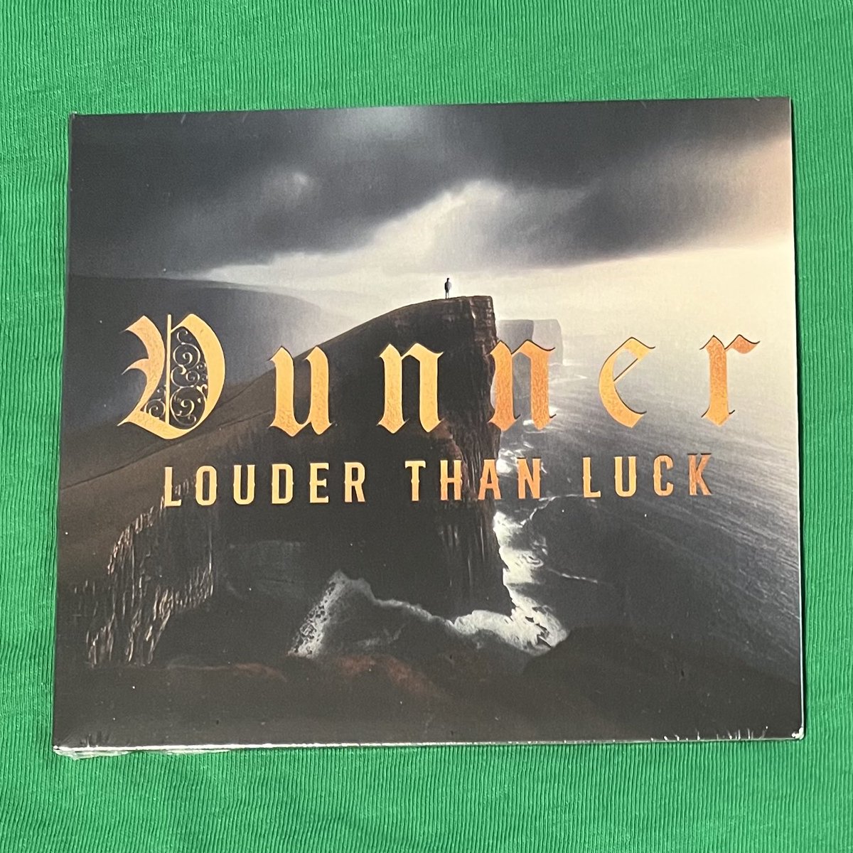 Happy #StPatricksDay! What better day for my Dunner album preorder to arrive! Also, love the exclusive hidden track (that’s not on the streaming services version)!
💚🤍🧡 slomorecords.bandcamp.com/album/louder-t…