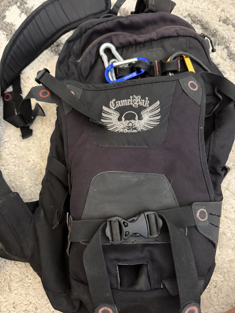 Eraucci13's tweet photo. @CamelBak  I'll bet I've had this one 20+ years, it's been all over, top of mountains, bottom of the Grand Canyon, countless hikes and bike rides and on many dive trips!!  Barely a stitch out of place!!  Amazing https://t.co/juPtjkhBRO