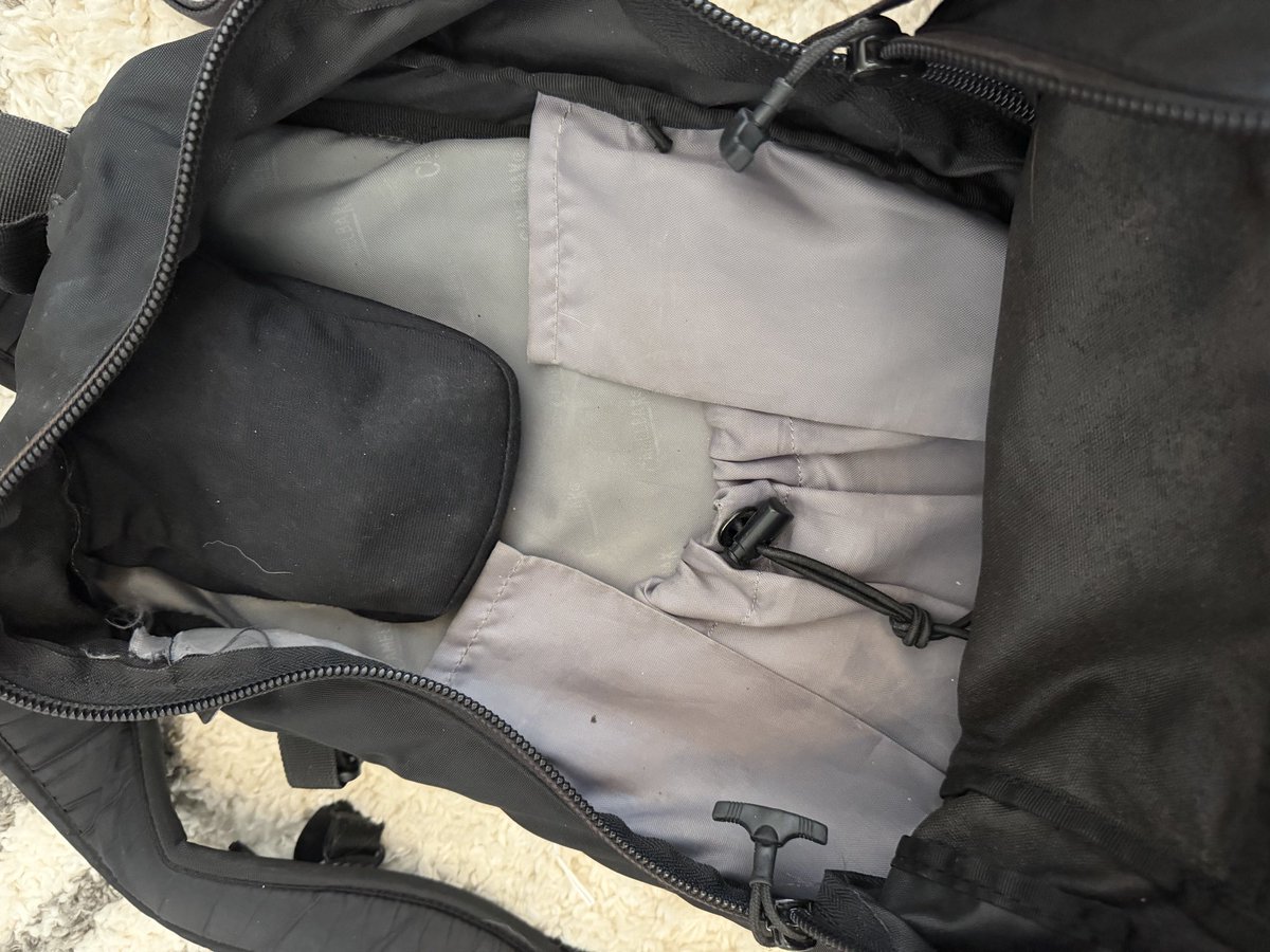 Eraucci13's tweet photo. @CamelBak  I'll bet I've had this one 20+ years, it's been all over, top of mountains, bottom of the Grand Canyon, countless hikes and bike rides and on many dive trips!!  Barely a stitch out of place!!  Amazing https://t.co/juPtjkhBRO