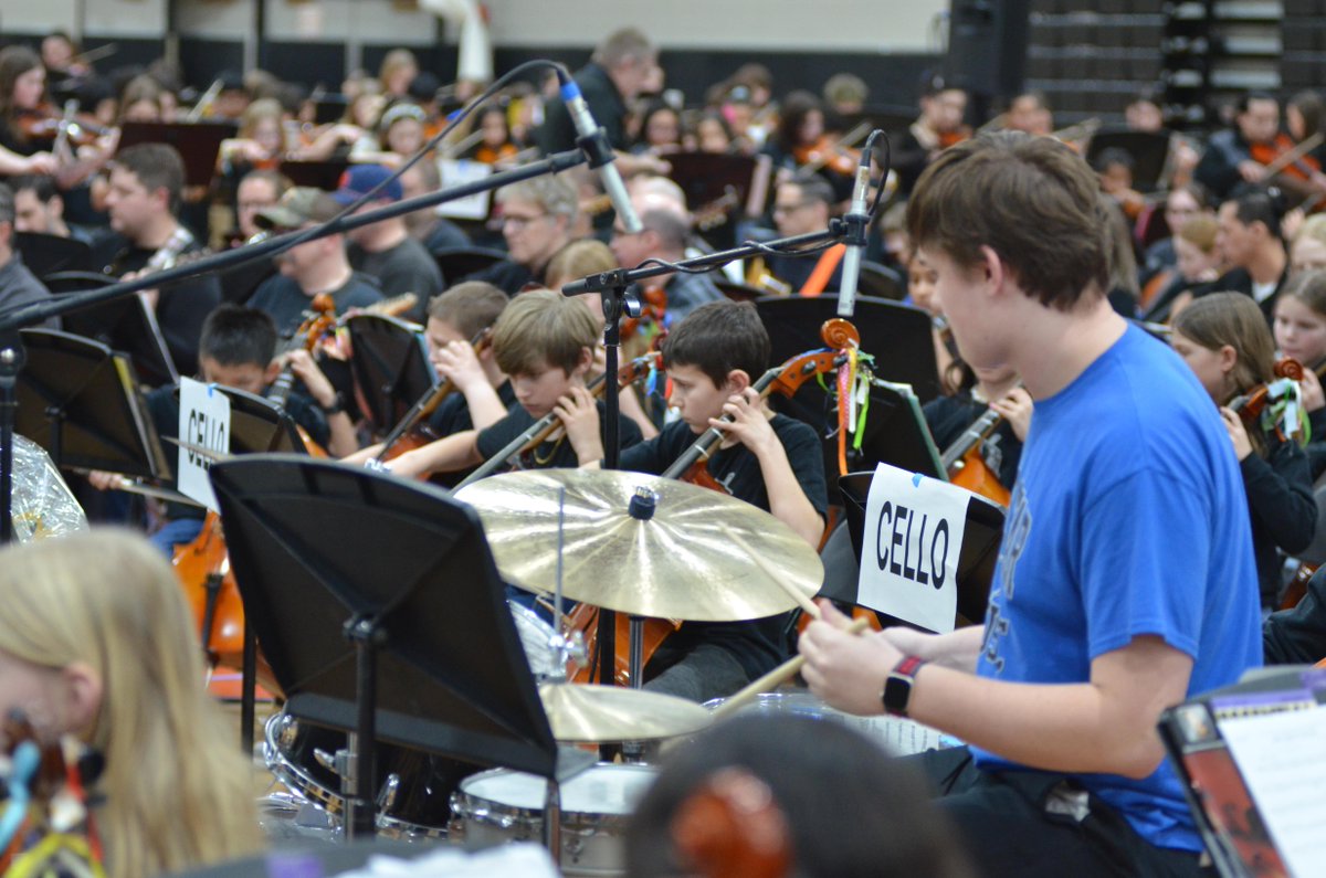 StCharlesD303's tweet photo. More than 600 string players packed the gymnasium at St. Charles East for the 19th Annual Fiddle Fest.
This yearโs event brought together students (from 4th graders to high schoolers), families, and staff for an evening of music and community celebration. ๐ถ๐ป
#FiddleFest https://t.co/6F70IJJm30