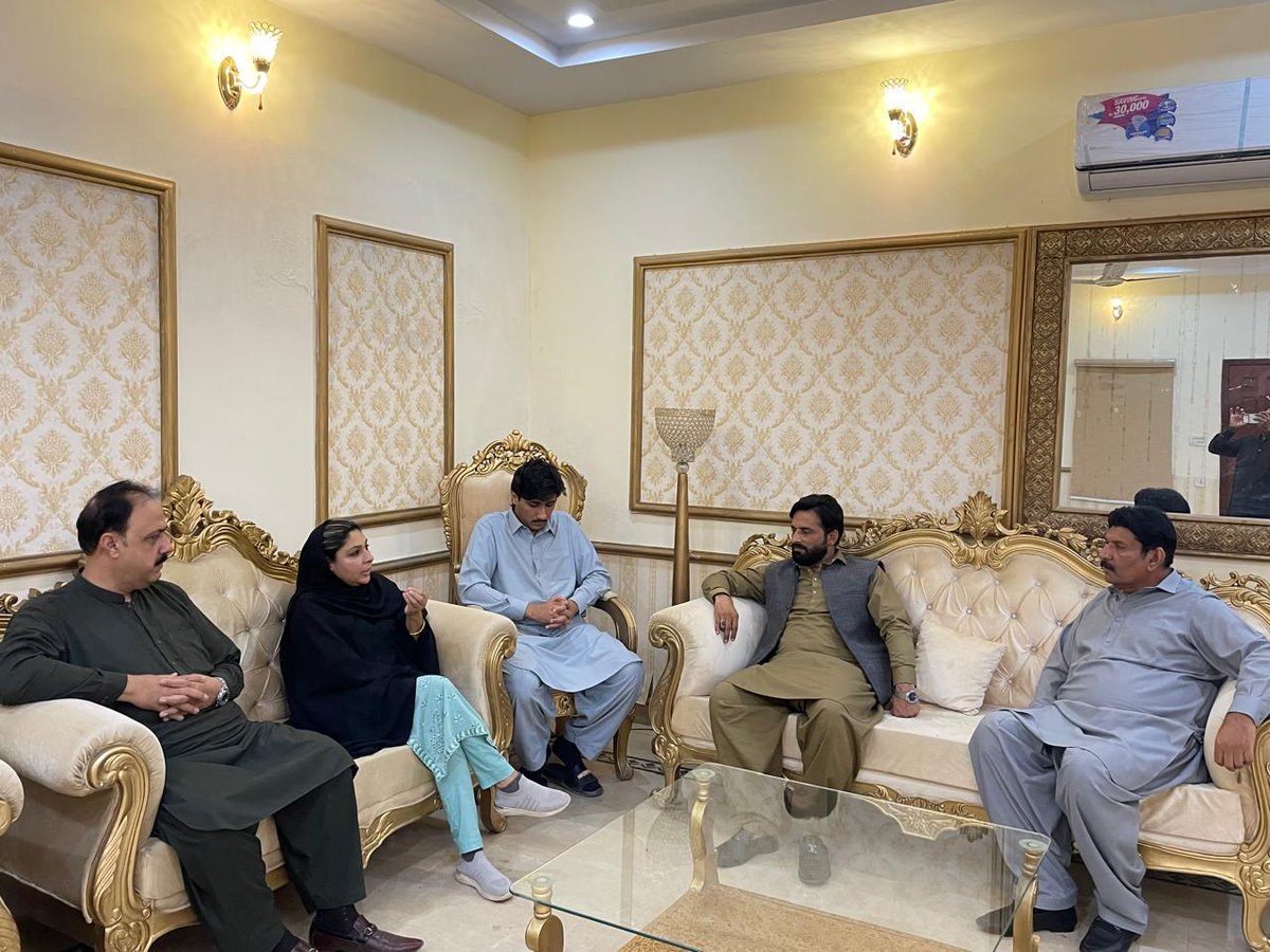 Ayeshakhanna142's tweet photo. #NA142
#PP201
لودھی ہاؤس ہڑپہ شہر ،
چوہدری محمد عزیر دیال 3/10L, ، چوہدری ازوار دیال، چوہدری مظہر کلیر ،چوہدری ارباز دیال ایڈووکیٹ نے محترمہ عائشہ ارشد خان لودھی صاحبہ کی والدہ محترم جناب نوید اسلم خان لودھی MPA کی چچی جان کی وفات پر فاتحہ خوانی کی اس گہرے دکھ پر افسوس کا اظہار https://t.co/hxLyNMwgK6