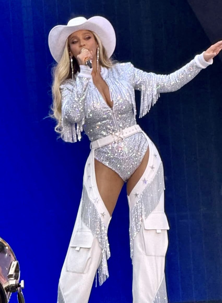 Cowboy Carter Tour Outfits 𐚁 tweet media