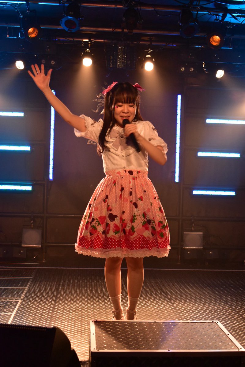 ayatop's tweet photo. いちようこれでも
数えきれないくらいステージには
立たせて頂いているのですが
こんな豪華な差し入れがあるイベントは
初めてでございました😳
おにぎり3つも頂いちゃいました(笑)
お水もありがたすぎました🙇
宴主催のアラ様ありがとうございます🙇
この坂めっちゃ滑る(笑)
#さんめも3 #UTAGE009 https://t.co/hoDtPWSk8b