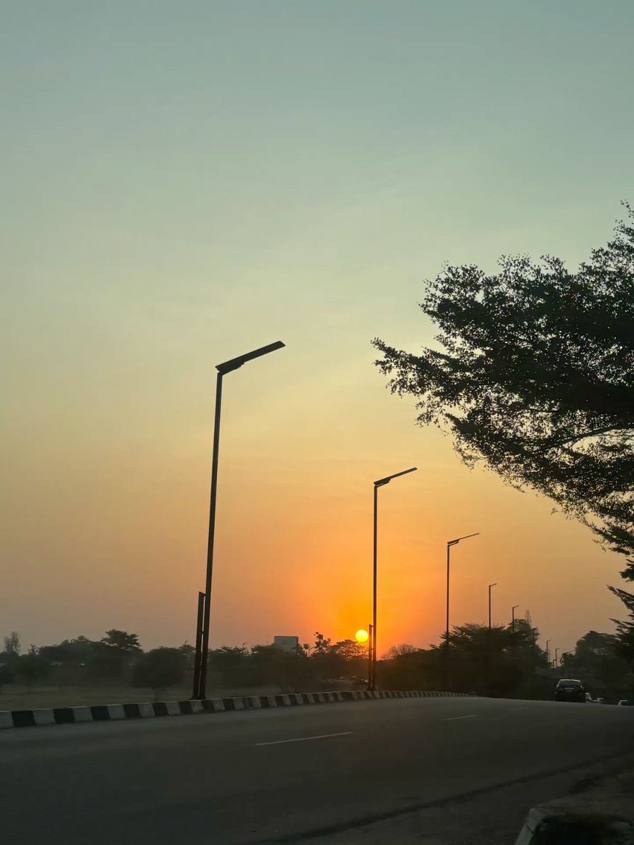 fatfaewitch's tweet photo. I’m writing romance everyone!
I hardly write romance anymore but I’m reheating my secondary school nachos
-Nigerian ofc!
-butchfemme
-Roadtrip
-a photographer
-a blow glass artist
-in search of their happily ever after
#writertwt https://t.co/G5gIMnZi9T