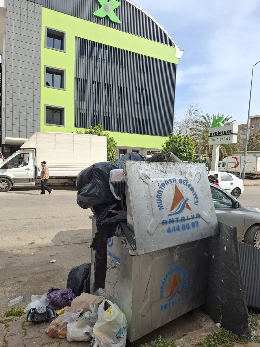 sherdnc's tweet photo. Ayrıca Karayolları Trafik Yönetmeliği’nin 115. maddesi ve Sağlık Bakanlığı Sağlık Hizmetleri Genel Müdürlüğü’nün 2019/10 sayılı genelgesi gereği;bu tür objeler eczane önüne  konulamaz.@Av_umituysal @MuratpasaBld https://t.co/Xi3trIwbro