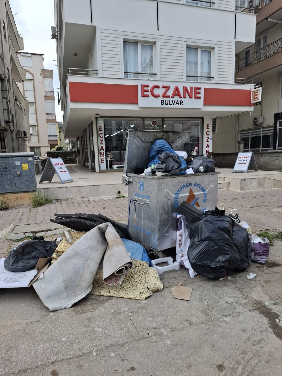 sherdnc's tweet photo. Ayrıca Karayolları Trafik Yönetmeliği’nin 115. maddesi ve Sağlık Bakanlığı Sağlık Hizmetleri Genel Müdürlüğü’nün 2019/10 sayılı genelgesi gereği;bu tür objeler eczane önüne  konulamaz.@Av_umituysal @MuratpasaBld https://t.co/Xi3trIwbro