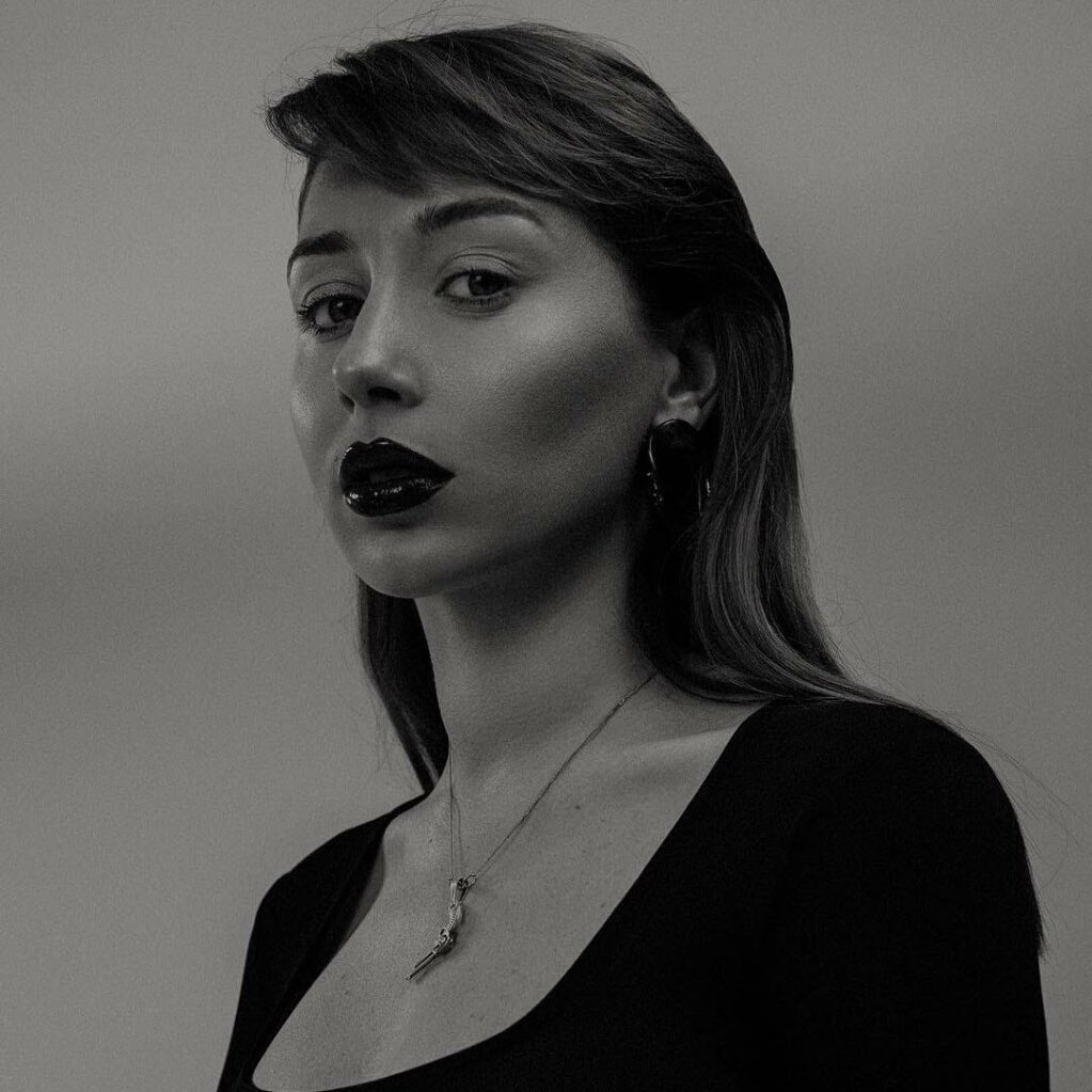 “SWIM” de BTS bajo la dirección de TANU MUIÑO: promete ser una OBRA CINEMATOGRÁFICA 🌊🔥

El nuevo MV de “SWIM”, tema principal del álbum Arirang, fue dirigido por la reconocida directora ucraniana Tanu Muiño, famosa por su estilo visual cinematográfico y por trabajar con