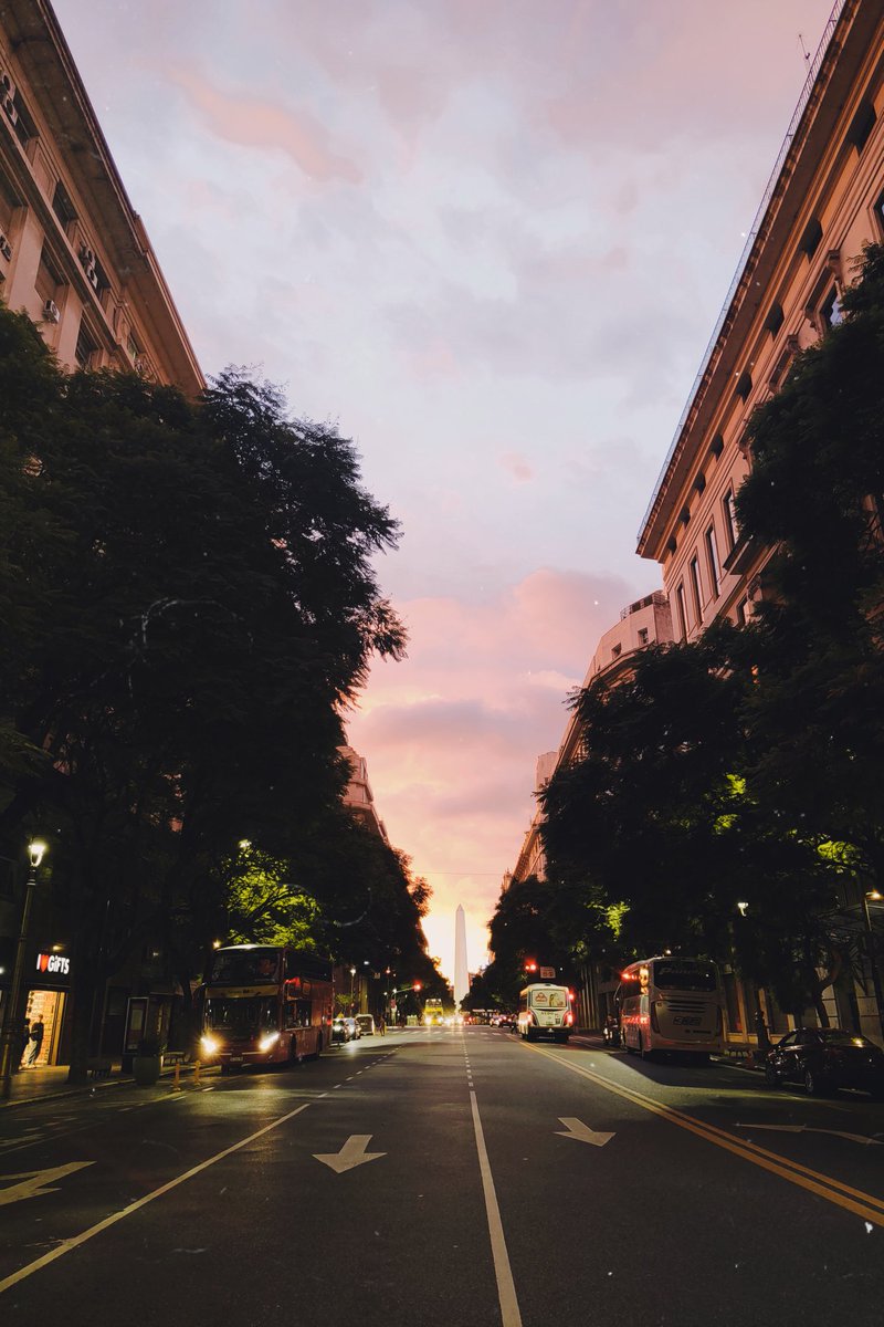 Lo bueno de un día así en Buenos Aires es que te regala unos instantes de "hora mágica" sensacional. Ciudad totalmente indestructible.