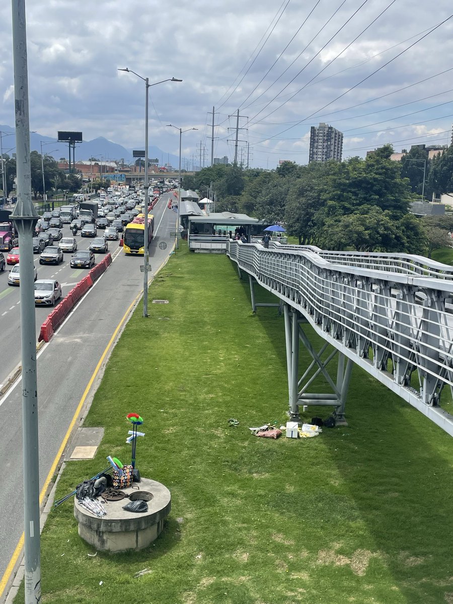 La ampliación de las estaciones Calle 187 y Terminal, en la troncal Norte, lleva más de dos años, DOS AÑOS. Y nada que entregan. <a href="/idubogota/">IDU Bogotá</a>. Grandiosa experiencia de usuarios.