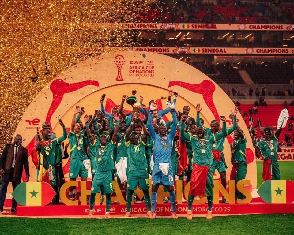 etiou_baba's tweet photo. Le plus marrant, c’est que toutes les images montrant le Maroc vainqueur de la CAN sont générées par l’IA…
C’est logique, vu que leur coupe aussi est artificielle. 

L’originale, la vraie, est là 🇸🇳🇸🇳🇸🇳

Vraiment l’Afrique a un incroyable talent. https://t.co/doBTMhR8mi