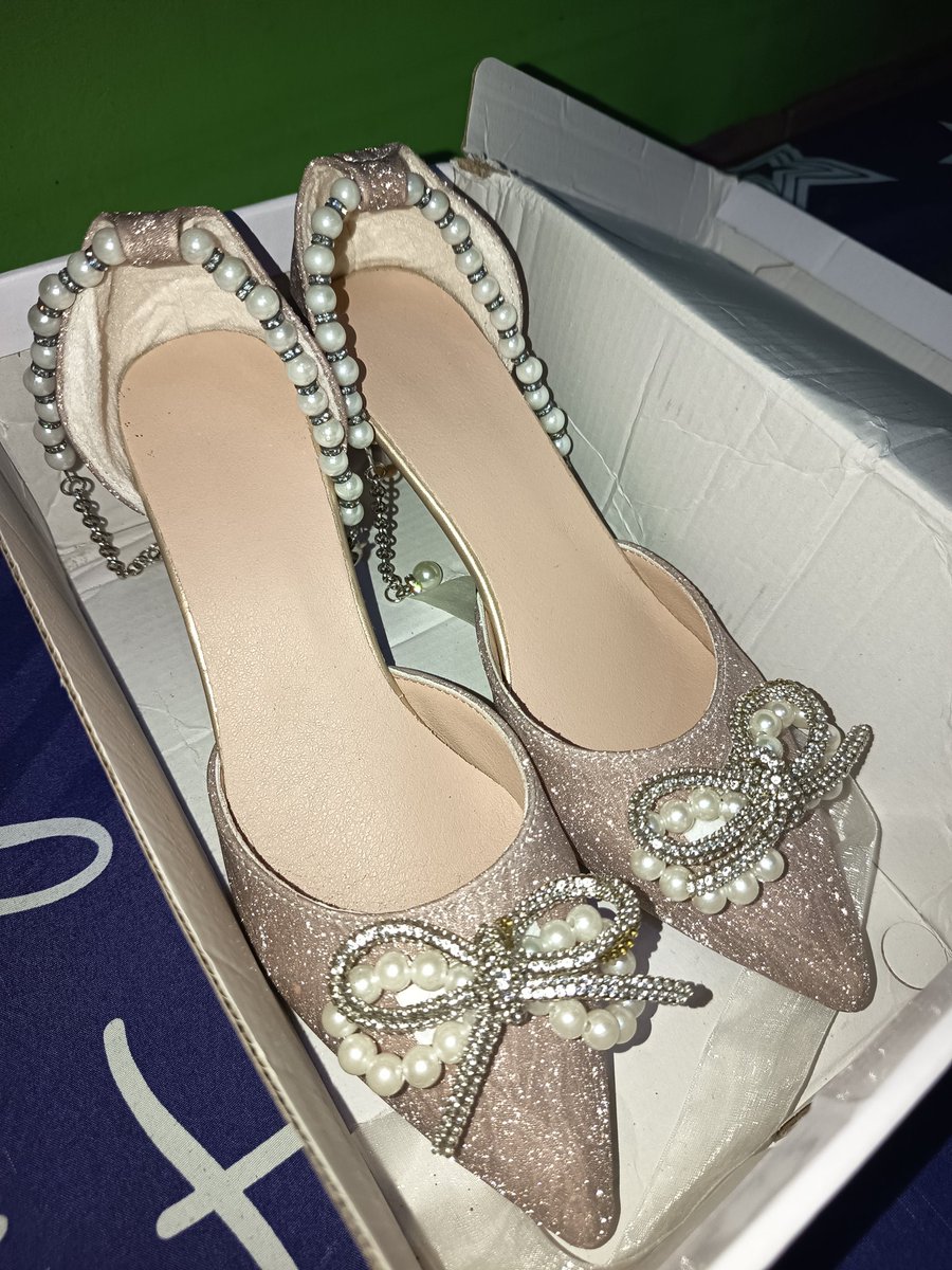 bloomielili's tweet photo. jual heels murah 
Kondisi: baru, belum pernah dipakai sama sekali
Size: 37 (hak 6 cm)
Warna: gold 
Harga: 100k (bisa nego) 
dijual karna ketinggian gabisa make nyaa https://t.co/DiuPhpGFZ7