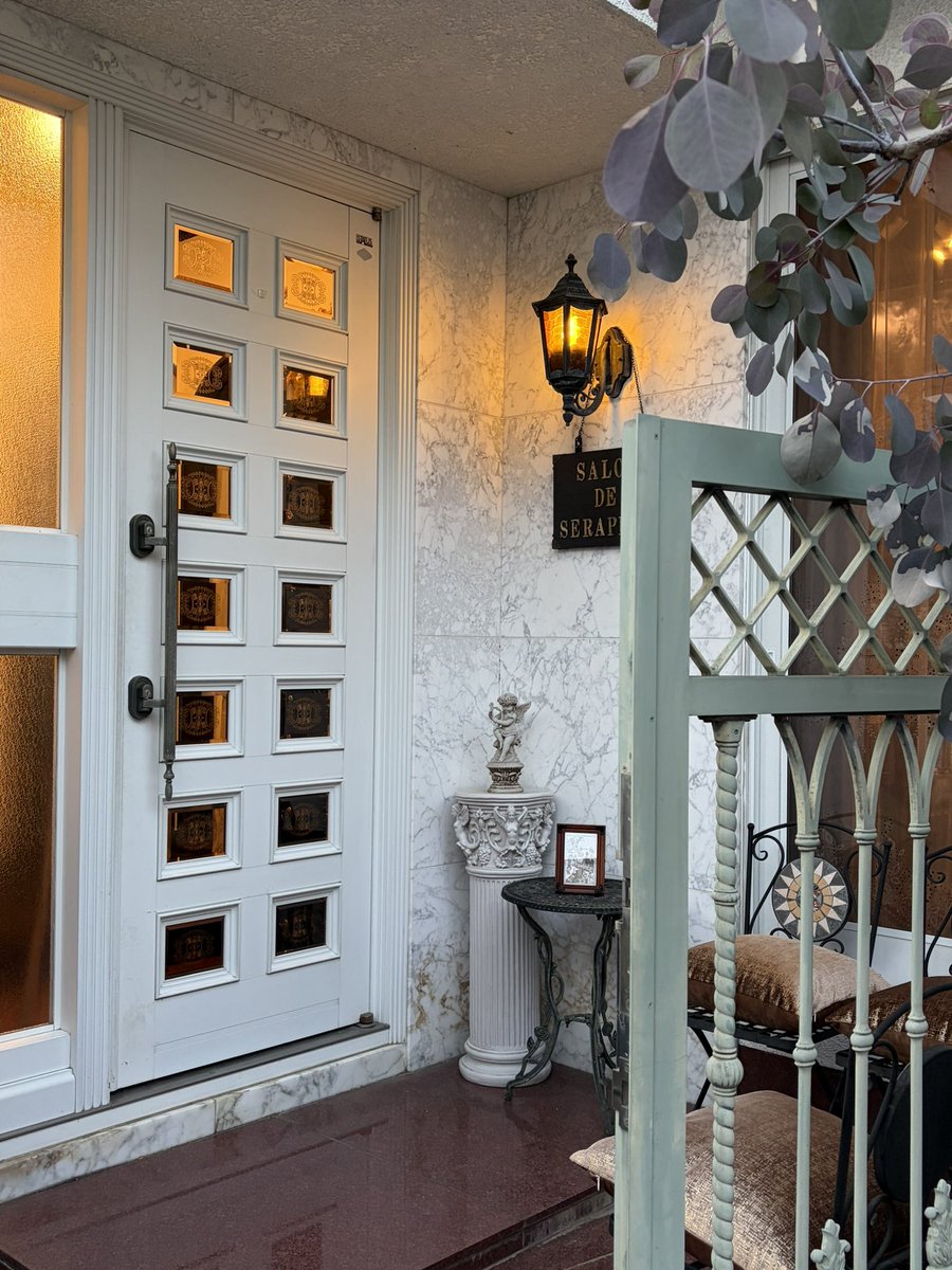 Salon de SERAPHIM企画展【アリス】
ヤン・シュヴァンクマイエルへの
オマージュへ伺いました。
展示の毎にガラリと様子が変わるのには不思議とさえ感じますが、今回も扉を開けると💫シュヴァンクマイエルの世界に変身していました。
訪れる人に楽しんで貰いたいというお二人のお気持ちが伝わります。