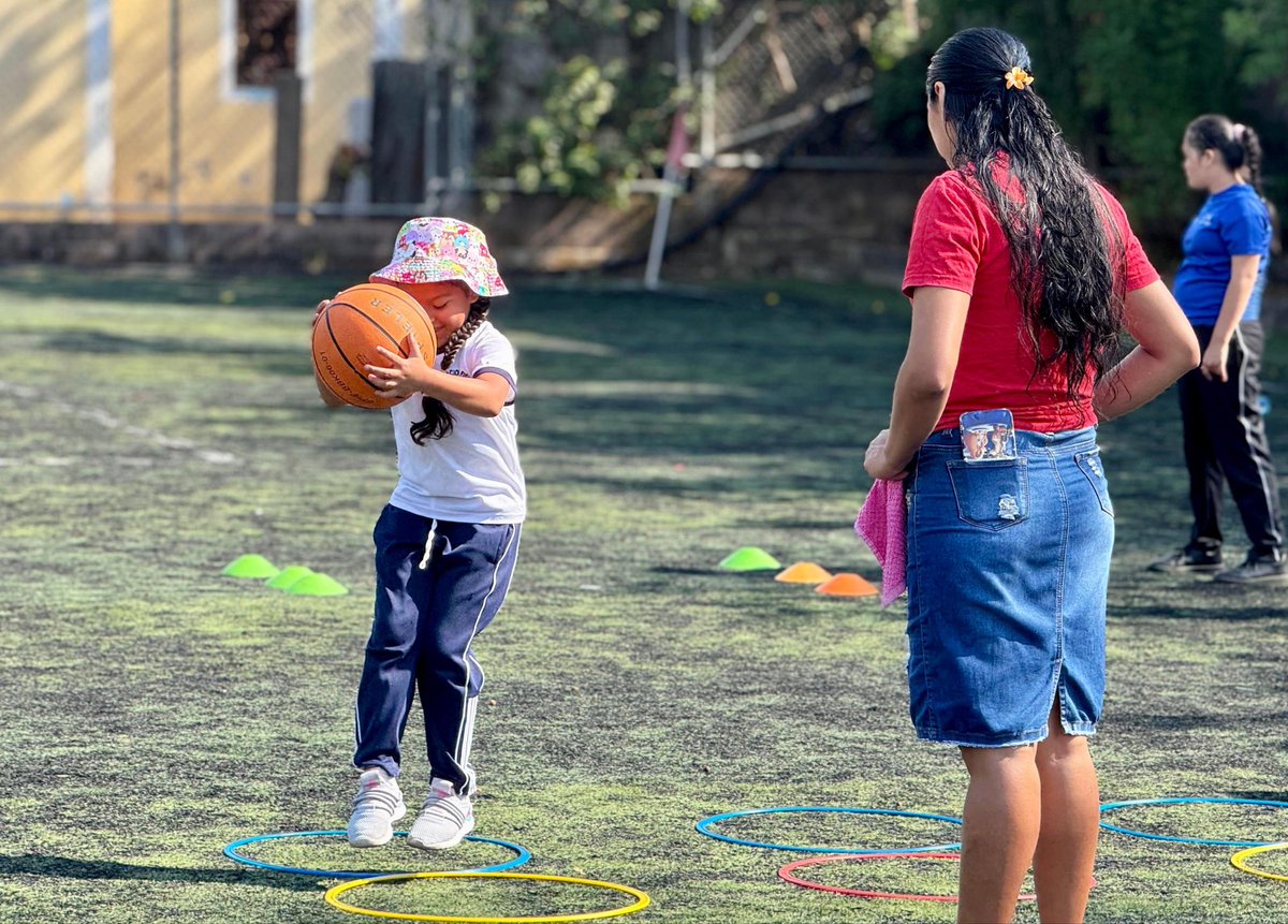 indeselsalvador's tweet photo. #PROADI | Nuestra Oficina Departamental de Morazán impartió una clase de baloncesto en el Centro Escolar Banyoles Solidaria del distrito de Meanguera, la cual estuvo dirigida a estudiantes con discapacidad que forman parte del Programa de Academias Deportivas Inclusivas (PROADI).
Durante la jornada, se promovió la participación activa, el trabajo en equipo y el desarrollo de habilidades físicas adaptadas a las capacidades de cada participante.
#ConstruyendoElCamino