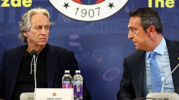 1907medya's tweet photo. 💥 Jorge Jesus'tan Ali Koç’a zehir zemberek sözler:

“Onca zorluğa rağmen, bitime 12 hafta kala liderin sadece iki puan gerisindeydik. Beşiktaş’ı sahamızda ağırladık ve ben cezalı olduğum için tribündeydim. İlk yarıyı 1-0 önde kapattık ve ikinci yarının hemen başında rakip takımdan bir oyuncu penaltıya sebep olan faulü sonrası kırmızı kart gördü. Maçı ‘bitirebilecek’ pozisyonda Enner Valencia penaltıyı kaçırdı ve o andan sonra takım ‘dağıldı’. Şampiyonluk da o gün elimizden kaymaya başladı.

Maçın sonunda soyunma odasına indim ve başkanın oyunculara bağırdığını gördüm. Araya girdim ve ona kulübün patronunun kendisi olduğunu ama soyunma odasında söz sahibinin ben olduğumu söyledim; bu yüzden bağırmayı bırakıp orayı terk etmesi gerektiğini ifade ettim. Bana bakıp, ‘Yarın saat 11’de seni ofisimde istiyorum’ dedi. Tamam dedim ve hemen teknik ekibime eşyaları toplamaya başlamalarını söyledim.

Ertesi sabah odasına, kovulacağımı düşünerek girdim ve… bana sözleşme yenileme teklifi sundu. Kabul etmedim ve sezon sonuna kadar devam ettim. Ona, başkanlığı süresince kazandığı tek kupayı getirdim: Türkiye Kupası. Ayrıca takımı UEFA Avrupa Ligi’nde çeyrek finale taşıdım (Sevilla tarafından elendik).”

(🔗Record)