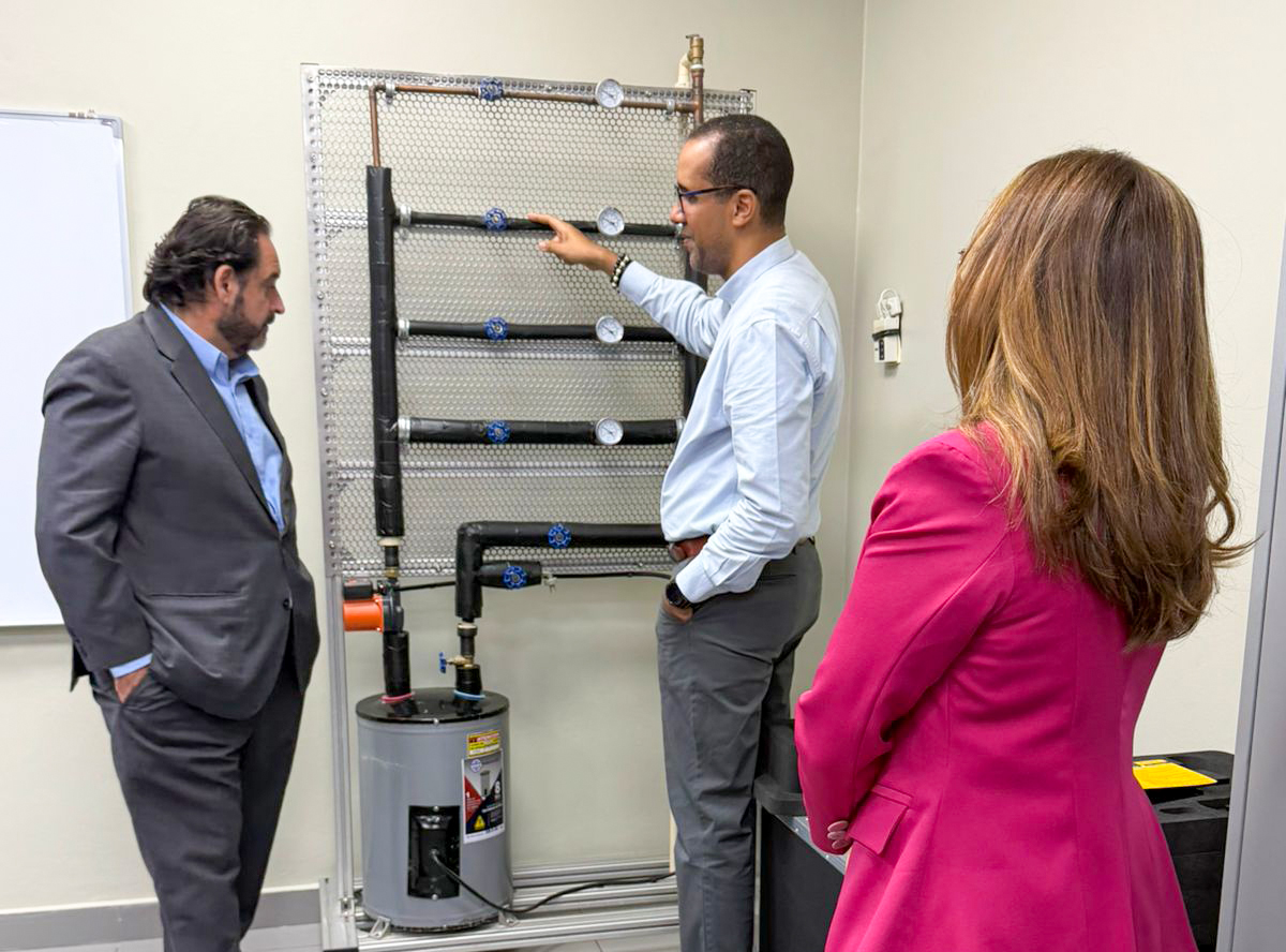 OLACDEORG's tweet photo. Visita técnica de #OLACDE y el Ministerio de Energía y Minas de República Dominicana al INTEC @energiayminasrd
En el marco del Proyecto #ETRELA, financiado por la Iniciativa Internacional para el Clima (IKI) @iki_germany
del Gobierno de Alemania. El Secretario Ejecutivo de #OLACDE, Andrés Rebolledo @AndresReboll
realizó una visita técnica al Instituto Tecnológico de Santo Domingo @intecrd, con el objetivo de conocer los avances alcanzados y visitar el laboratorio del centro demostrativo impulsado por la iniciativa.
La jornada incluyó un recorrido por las instalaciones, un intercambio institucional con autoridades de #INTEC y una demostración técnica del equipamiento adquirido en el marco del proyecto, orientado al fortalecimiento de capacidades en energías renovables y eficiencia energética en la región.
Esta visita reafirma el compromiso conjunto por seguir impulsando la formación técnica, la cooperación regional y el desarrollo de talento especializado para avanzar hacia una transición energética más sostenible y con mayores oportunidades para #AméricaLatina y el #Caribe.
#OLACDE #ETRELA #EnergíasRenovables #TransiciónEnergética #Capacitación #CooperaciónRegional #RepúblicaDominicana #INTEC
-------------------------
Technical Visit of #OLACDE and the Ministry of Energy and Mines of the Dominican Republic to INTEC
As part of the #ETRELA Project, financed by the International Climate Initiative (IKI) of the Government of Germany, the Executive Secretary of #OLACDE, Andrés Rebolledo, carried out a technical visit to the Technological Institute of Santo Domingo (#INTEC) to learn about the progress achieved and to visit the demonstration center laboratory developed under the initiative.
The visit included a tour of the facilities, an institutional exchange with INTEC authorities, and a technical demonstration of the equipment acquired within the framework of the project, aimed at strengthening capacities in renewable energy and energy efficiency across the region.
This visit reaffirms the joint commitment to continue promoting technical training, regional cooperation, and the development of specialized talent to advance toward a more sustainable energy transition with greater opportunities for #LatinAmerica and the #Caribbean.
#OLACDE #ETRELA #RenewableEnergy #EnergyTransition #Training #RegionalCooperation #DominicanRepublic #INTEC