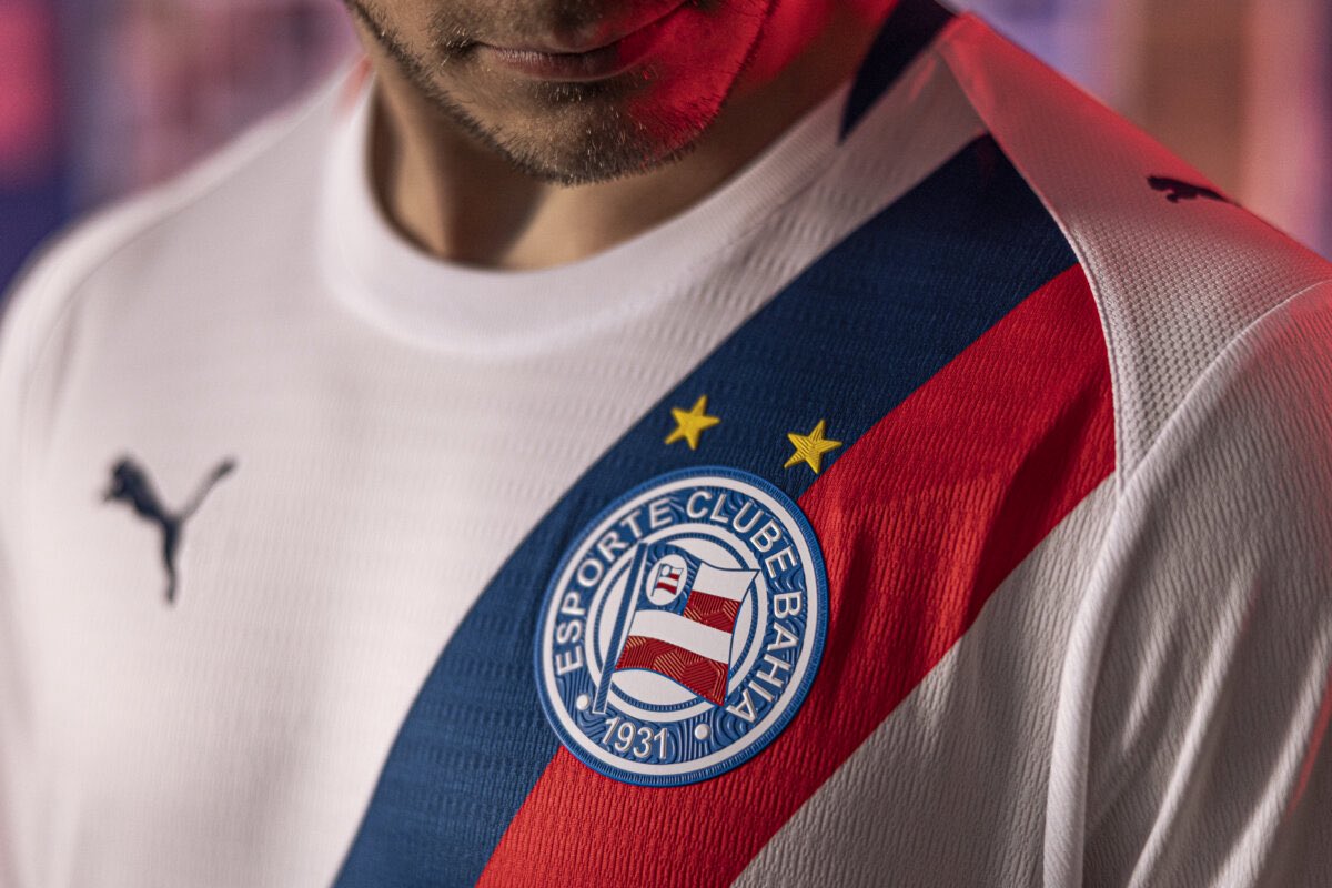 EcbPortal's tweet photo. Novo uniforme da temporada de 2026 do esquadrão! 🔥🇳🇱

Bahia apresenta o novo uniforme HOME, a nova camisa marca as comemorações dos 95 anos de fundação do Bahia e de suas muitas conquistas.

📸 Ec Bahia / Puma https://t.co/zjBpbXFhAE
