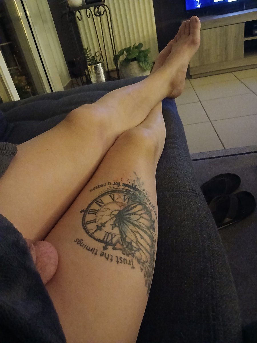 davecron2's tweet photo. Just a chill evening before going to bed #legs #feetlovers #gayguy #justme #feelfreetodm https://t.co/IvIyqf2GPq