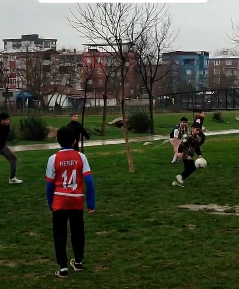 uzun kollu kazağın üstüne Henry forması mı? -affedersiniz, sizi bi yerden tanıyor muyum?