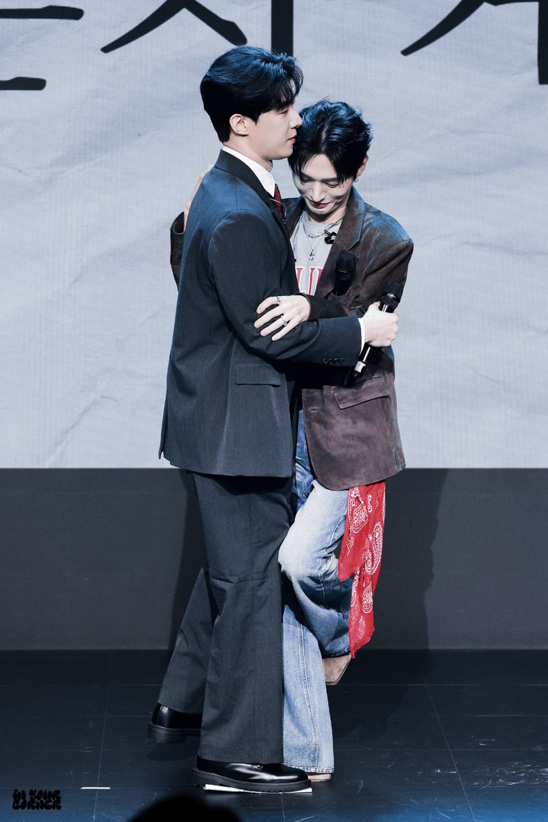 인유어코너 tweet media