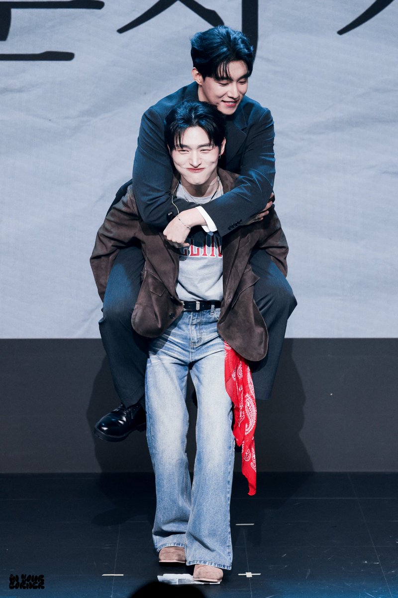 인유어코너 tweet media