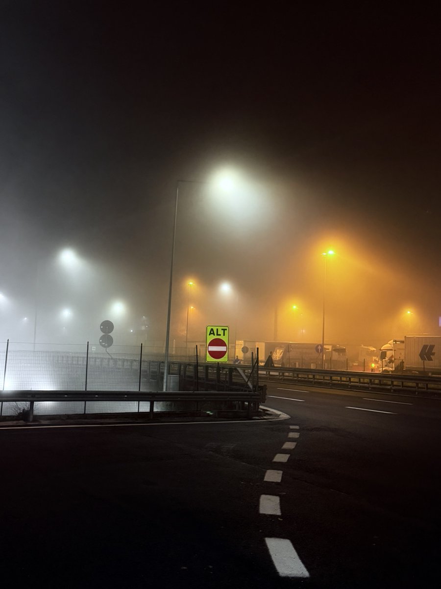 Alonein43672278's tweet image. #photography #highway #lights #white #yellow