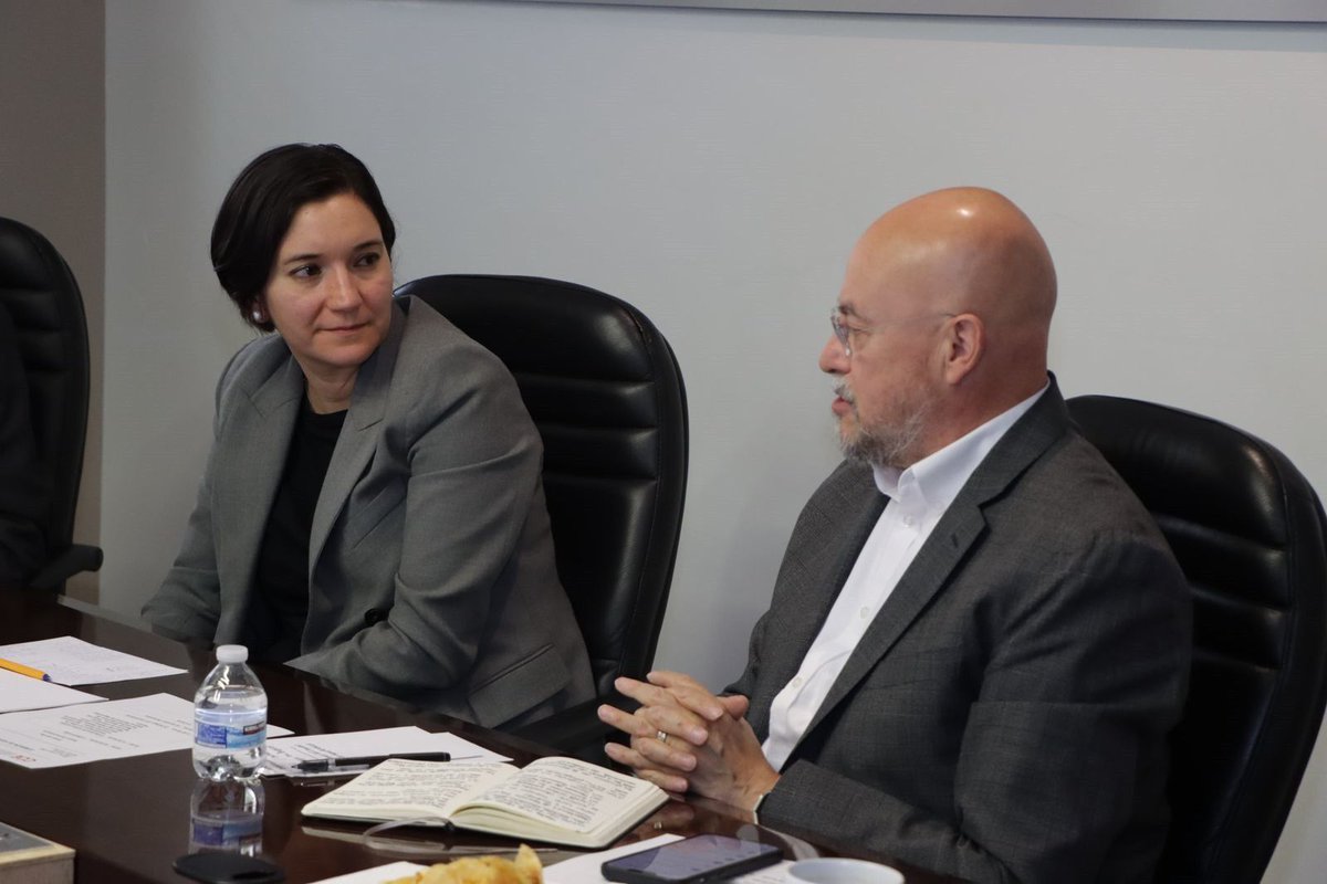 SESNSP's tweet photo. Hoy la titular del #SESNSP, Mtra. Marcela Figueroa @Maffiguer, sostuvo una reunión con el Consejo Coordinador Empresarial @cceoficialmx para compartir el funcionamiento del Registro Nacional de Incidencia Delictiva y dar a conocer de forma clara cómo generamos estadísticas de incidencia delictiva. 📊🛡️