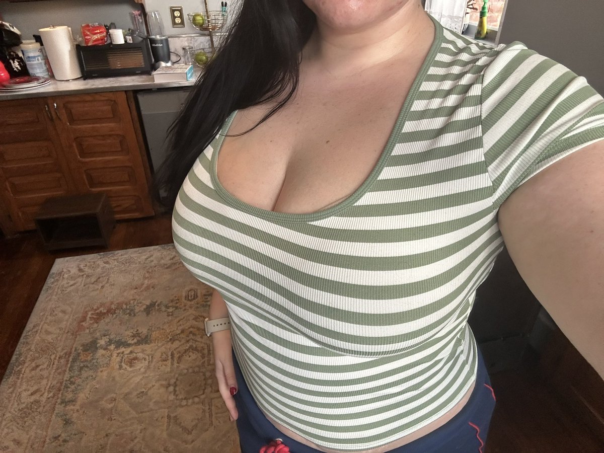 losing2lily's tweet photo. Yeah I’d send to me too 

findom https://t.co/vgxEkVWpNl