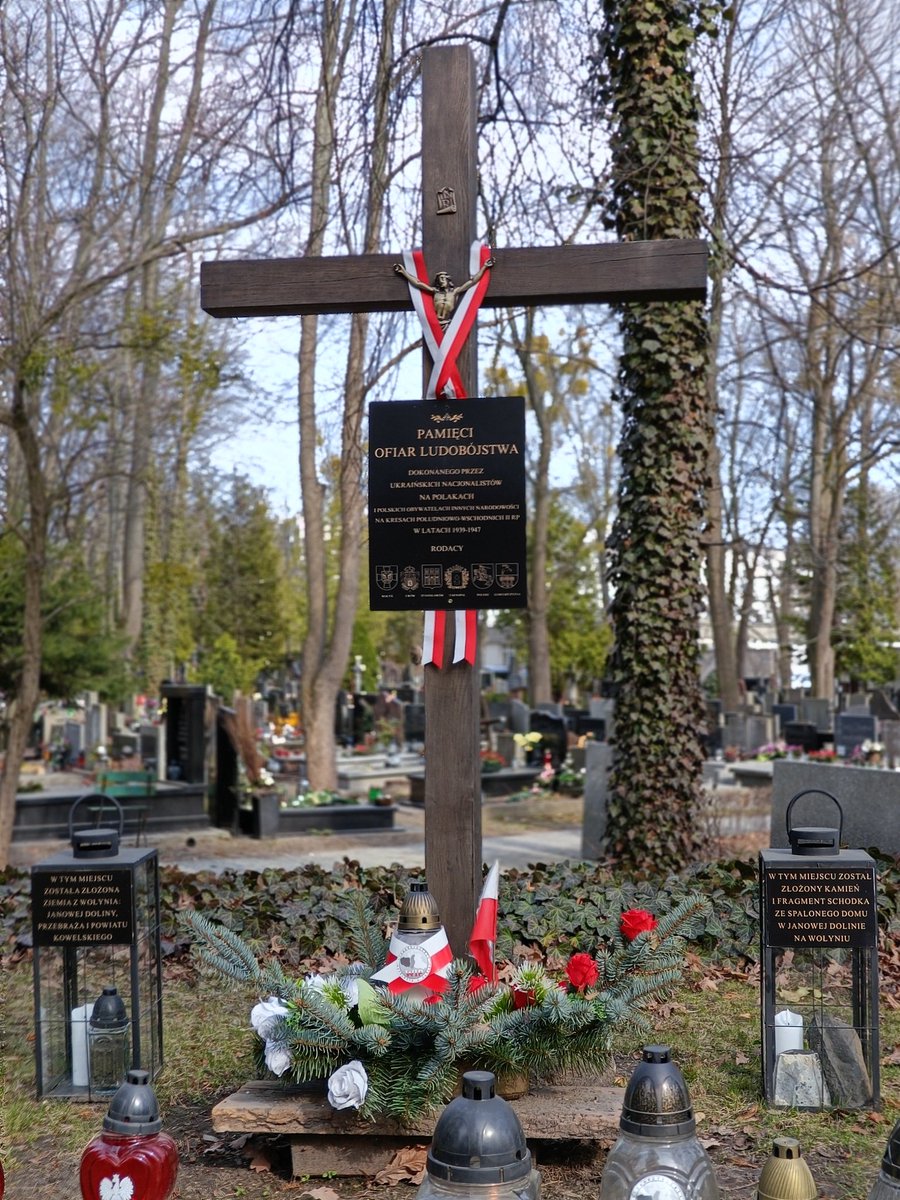 Tak prezentuje się tymczasowy Krzyż Wołyński na Powązkach Wojskowych w Warszawie w przedwiosennej odsłonie. 🙏🔥🇵🇱

UWAGA! Zachęcamy do przekazania 1,5 procent podatku na wybudowanie w tym miejscu oficjalnego pomnika ofiar ukraińskiego ludobójstwa. Aby nam pomóc, wystarczy