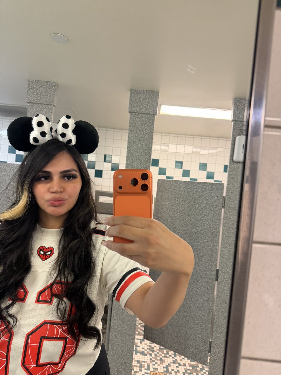 Nancyannettee's tweet photo. Disney for my birthday 🏰✨ https://t.co/sGUpSi52rR