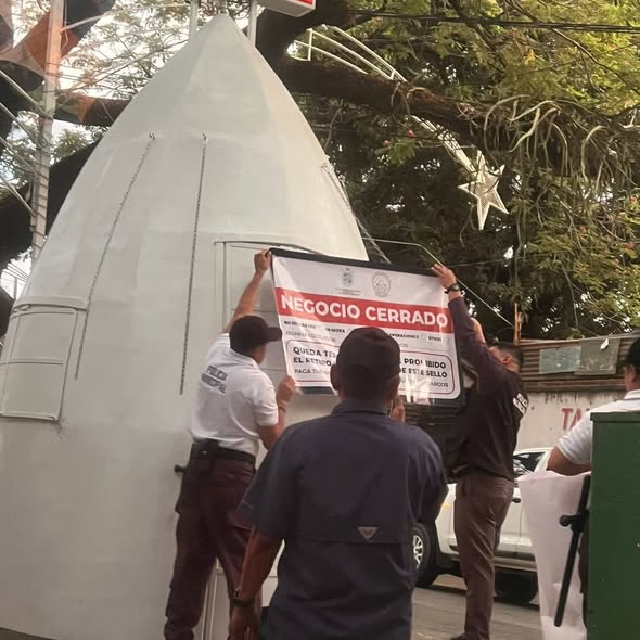 Le cierran el negocio de elotes al ex alcalde Quintín Soriano.
Municipalidad de #Choluteca clausura el recién inaugurado negocio de elotes al exalcalde, autoridades comentan que no tramitó permiso de operación, ni licencia sanitaria y se instaló en una zona peatonal.