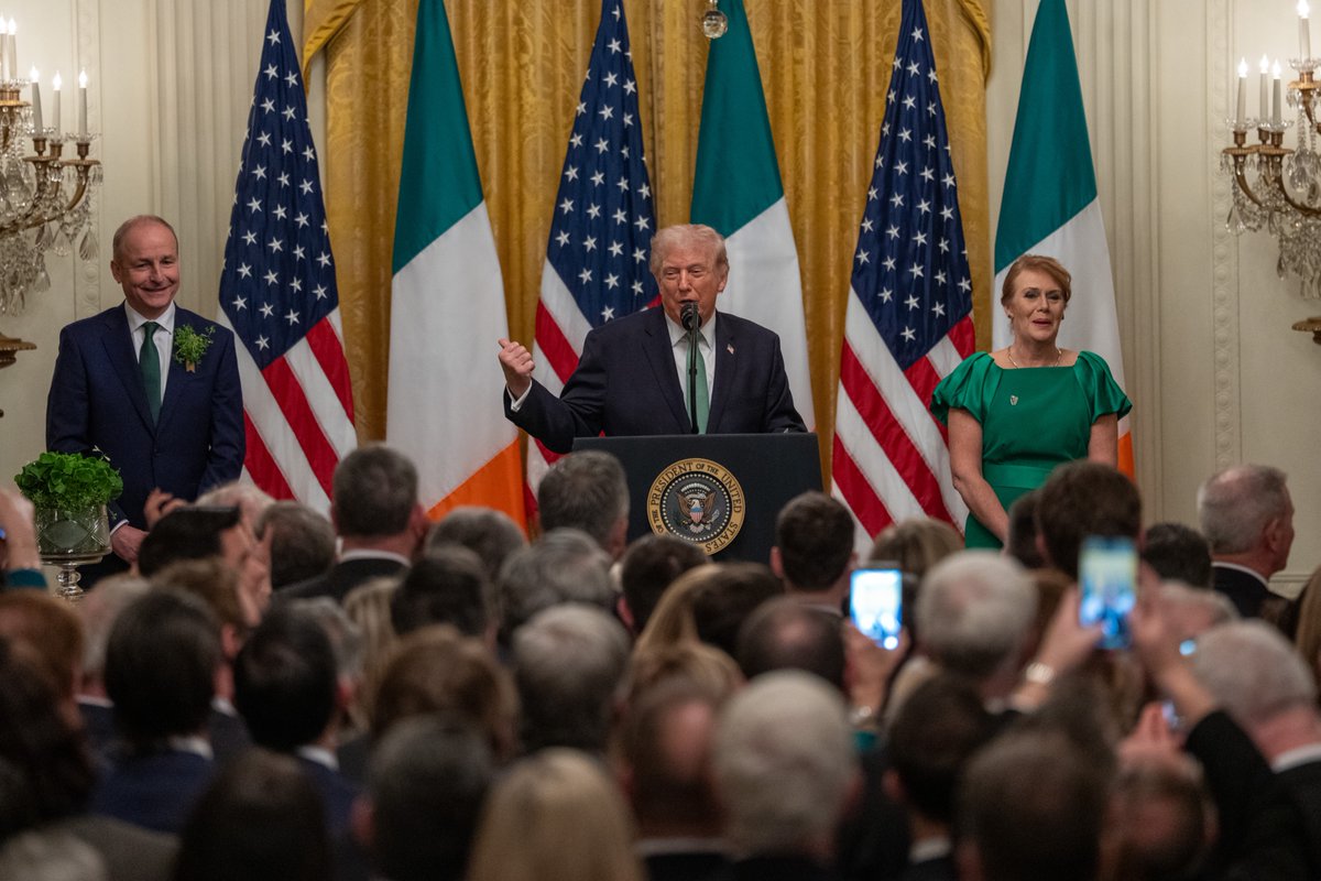 PenguinSix's tweet image. The @POTUS meets with Irish Taoiseach Micheál Martin and his wife Mary O’Shea during the St. Patrick’s Day Reception and Shamrock Ceremony at the White House.
