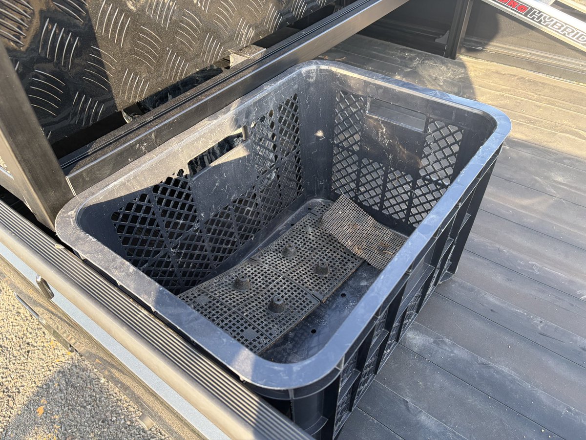 shingo997's tweet photo. 土捨てるのは悪くないと思うけど、、、犬を放す＝モラル偏差値30、不法投棄＝モラル偏差値35らしい😂 https://t.co/ZGZ1Kib2uu
