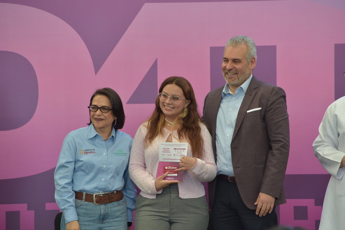EmiliaCallejaA's tweet photo. Regresamos a Zamora, Michoacán para dar un paso muy importante: iniciar la entrega de chips del programa #D4TA (Datos Gratis) para las y los jóvenes. Este esfuerzo forma parte de la política digital que impulsa nuestra Presidenta @Claudiashein, para que nadie se quede atrás y todas y todos tengan acceso a más oportunidades.

Gracias al trabajo coordinado con el gobernador de Michoacán, @ARBedolla, seguimos acercando herramientas que hoy son fundamentales para estudiar, aprender y avanzar.

En la @CFEmx sabemos que servir no es solo llevar energía, también es generar condiciones de igualdad y futuro para las nuevas generaciones. ⚡📱 
#D4TA #PlanMichoacán
